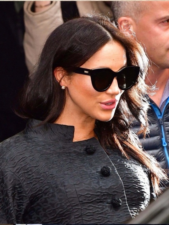 Le Specs ‘Air Heart’ Oversized Cat Eye Sunglasses in Black & Gold Celeb Favorite main image 8